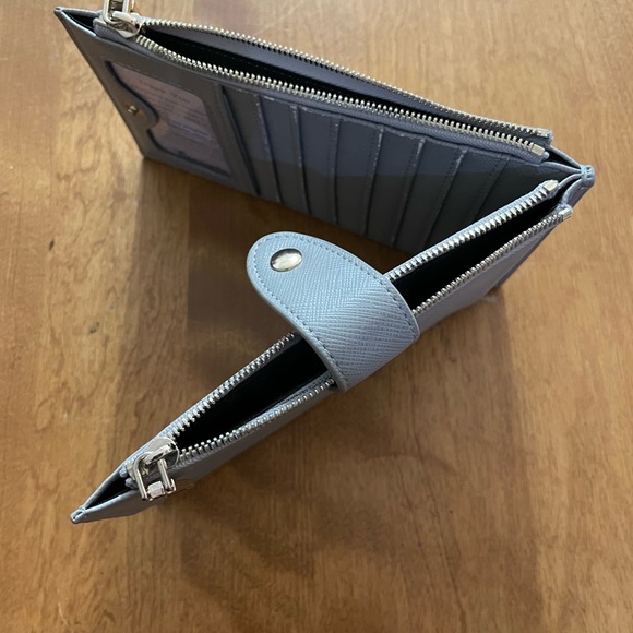 Elegant Gray Wallet with Gold Detail - Picture 4 of 10